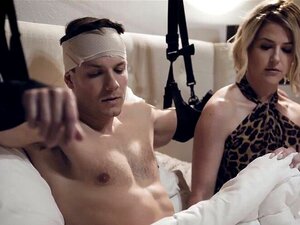 Verletzter Codey hat einen Ständer und Stiefmutter Kit ist da, um zu