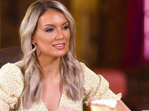 Eine lesbische Süße stellt ihrer Freundin ihre Stiefmutter mit