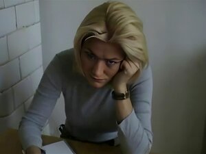 Blondes Mädchen gibt einem Lehrer einen Fußjob