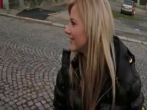 Blondes Mädchen zeigt ihre Titten im Café