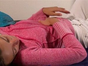 Una dolcezza amatoriale si scopa la figa pelosa con la carota