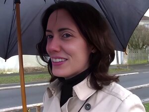 Assista a mamãe velha cavalgando no pau com o amigo do padrasto com