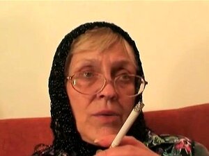 Une nana chaude aide sa grand-mère à sucer une bite