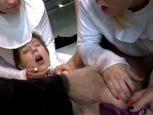 Nonnen geben Analsexorzismus. Nonnen geben sündiger Schlampe