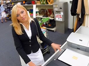 Hete blonde MILF gaat naar de pandjeshuis verkoopt haar kantoor