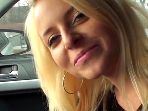 Sexy Denisa bläst im Auto ihres frechen Liebhabers. Diese kinky