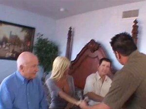 Isorintainen blondi vaimo squirttaa