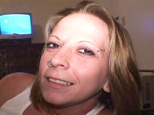 Kleine Titten, kleine Pille, Nutte, Schwanzraucherin. Diese kleine