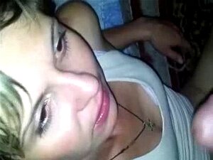 Moglie fatta succhiare in camera