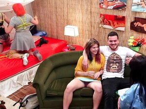 Aussityttöystävä saa kermapiirakan. Aussie tyttöystävä saa