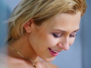 Zwei geile nasse Süße werden beim lesbischen Duschsex befriedigt.