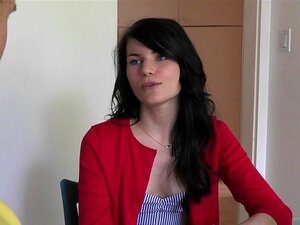 Schau zu wie eine versaute Milf es mit ihrer Stieftochter und deren