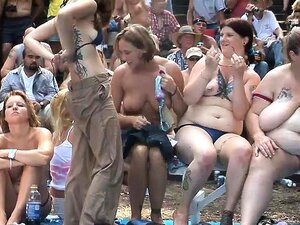 Ein Haufen verrückter Frauen zieht sich aus und beginnt vor der