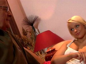 Kijk hoe opa een voorproefje krijgt van blond schoon en zij krijgt