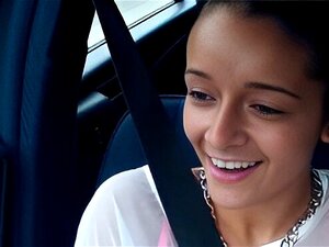 Anhalter-Babe nimmt stattdessen einen großen Schwanz zum Ficken.