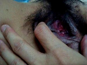 ZEIG DER FRAU IHRE BEHAARTE MUSCHI