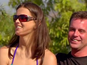 Normales Paar sucht sich ein Abenteuer im Schlafzimmer. Das Orgie-Haus