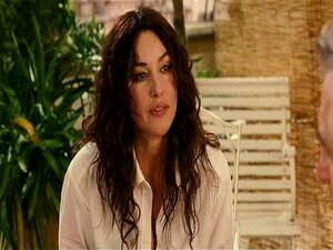 Tauche ein in den unwiderstehlichen Charme von Monica Bellucci, wie