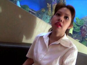 Filipina-Nympho bläst und fickt einen weißen Schwanz