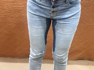 Pisse in Jeans und stopfe nasse Höschen in die Muschi, masturbiere