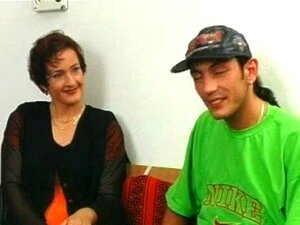 Sletterige rijpe brunette krijgt haar nat