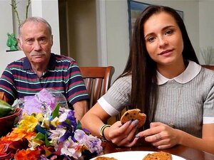 Söpö mimmi imee kyrpää kunnes laukeaa suuhun. Söpö kaunotar imee