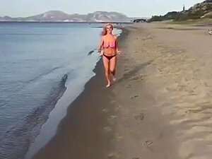 Des nichons qui rebondissent sur la plage