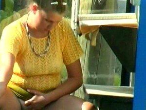 луде девојке пишају у јавности