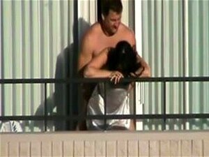 Erwischter riesiger Mann fickt seine Süße auf dem Balkon!, Meine