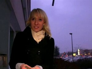 Unzensierter Blowjob-Genuss. Der Kerl bekommt seinen dicken Schwanz