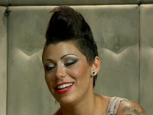 Big Titted Reality TV Star wird in der Öffentlichkeit in den Arsch