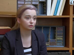 Lexi Lore spreizte Ihre Beine weit auf, um den Schwanz der Offiziere