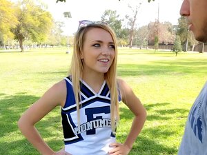 Stygg och smutsiga sötnos gillar att experimentera i sex