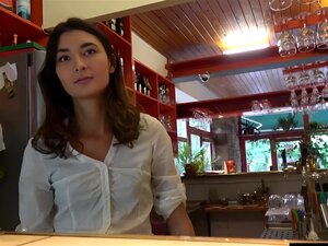 Diese laszive Kellnerin kann nicht widerstehen, im Cafe zu