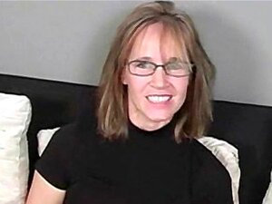 Super frische MILF lutscht zwei fremde Schwänze und bekommt dann