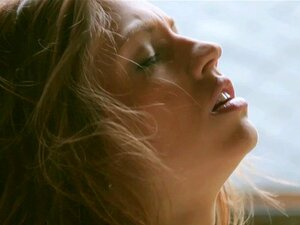 Eufrat - Outdoor-Orgasmus. Göttin Eufrat nutzt die frische Landluft