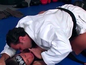 La ragazza del karate è pratica con l'allenatore
