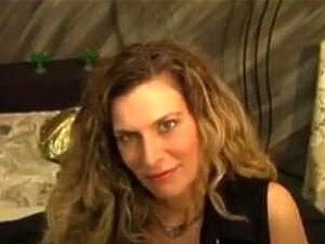 Dicke Milf Ferrin zieht sich aus und posiert