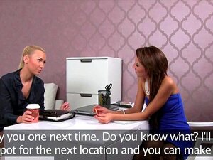 Casting-Schönheit stimuliert die Agenten-Klit mit einem Vibrator.