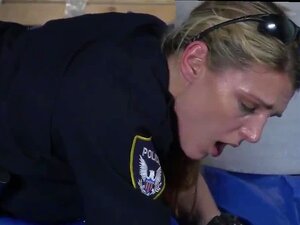 Blonde Muschi wird zum ersten Mal beim Fremdgehen erwischt, wie sie