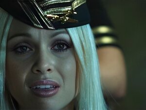 Busige Flugbegleiterinnen ficken einen großen Schwanz, sind bereit