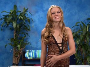 Dünne Schlampe genießt tiefes Einführen. Lüsterne Masseurin wird