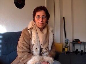Eine sexuell erregte deutsche Oma genießt einen Ritt mit ihrer Fotze