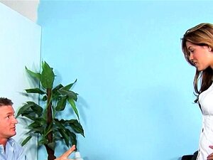 Schulmädchen wetten, wer der Erste sein wird, der einen reifen