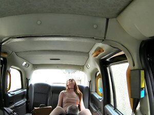 FakeTaxi Posh Rothaarige mit großen Nippeln