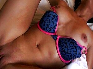 Dirty Talking Latina wird durchgebohrt und mit Sperma übergossen