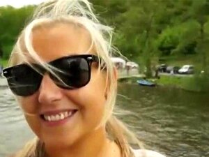 Blonde mit großen Titten nimmt Geld für blitzende Titten und für