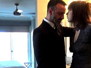 Süße Submissive in Fetisch-Dessous