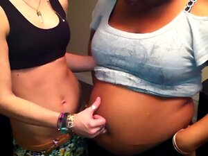 Beck spielt mit Kinas Bellybutton 1