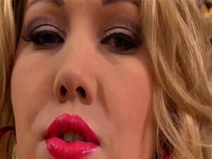 Blondine mit großen Titten zeigt sich